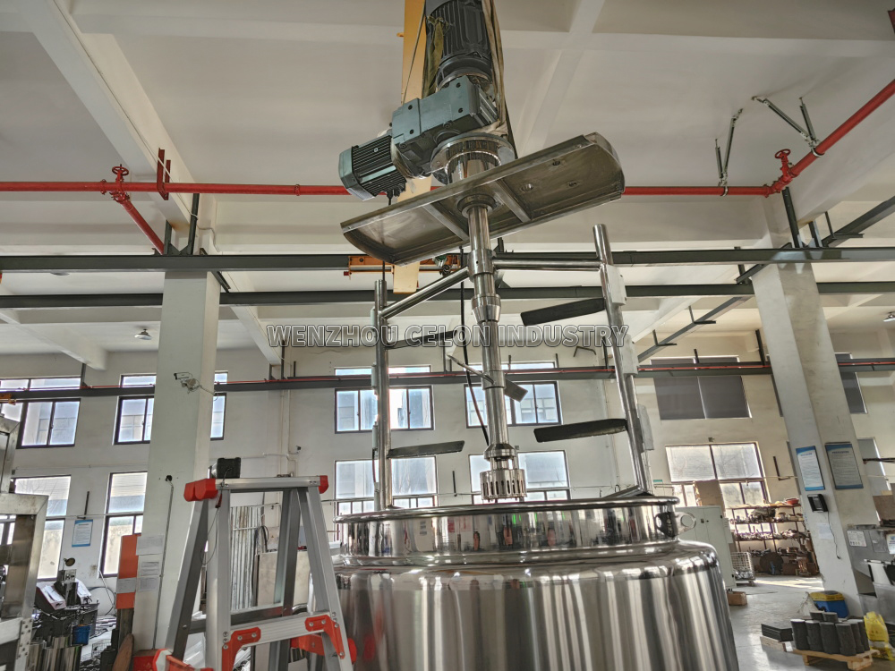 Mixing tank with agitator