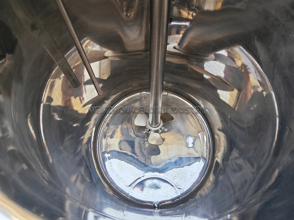 propeller agitator in tank.jpg